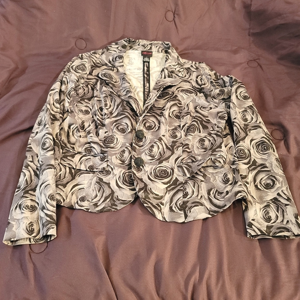 Torrid Blazer size 0, Black & Gray Scale Roses š¹ - Picture 1 of 4